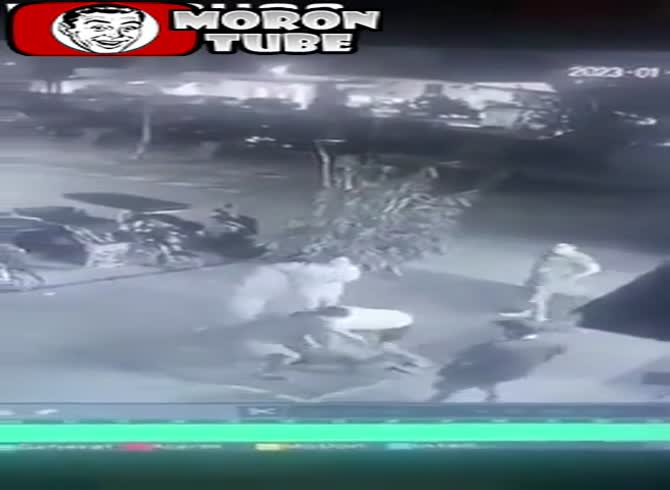 Video :Seven people beat him until a buddy showed up brandishing a gun